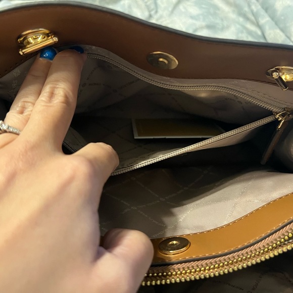 Teagan Large Logo Shoulder Bag - Picture 5 of 6